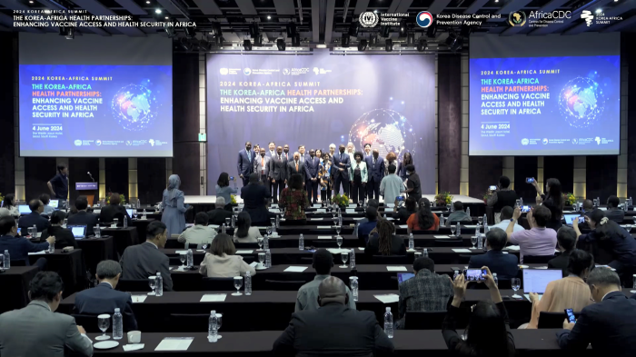 스트리밍코리아_온라인생중계_The Korea-Africa Health Partnerships_기념촬영_풀샷.png