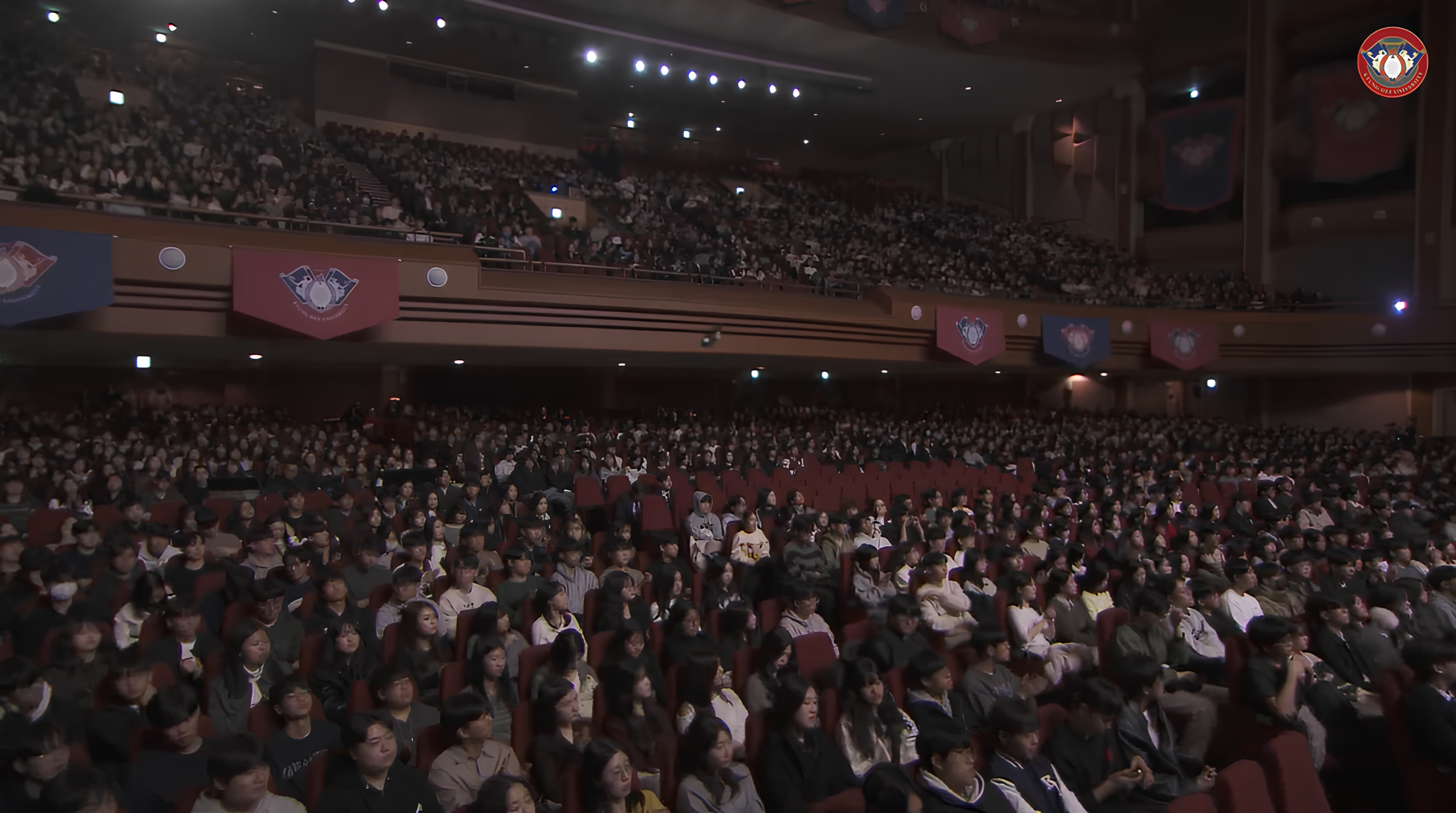 방청석에서 입학식 관람하는 신입생 실시간 방송.png