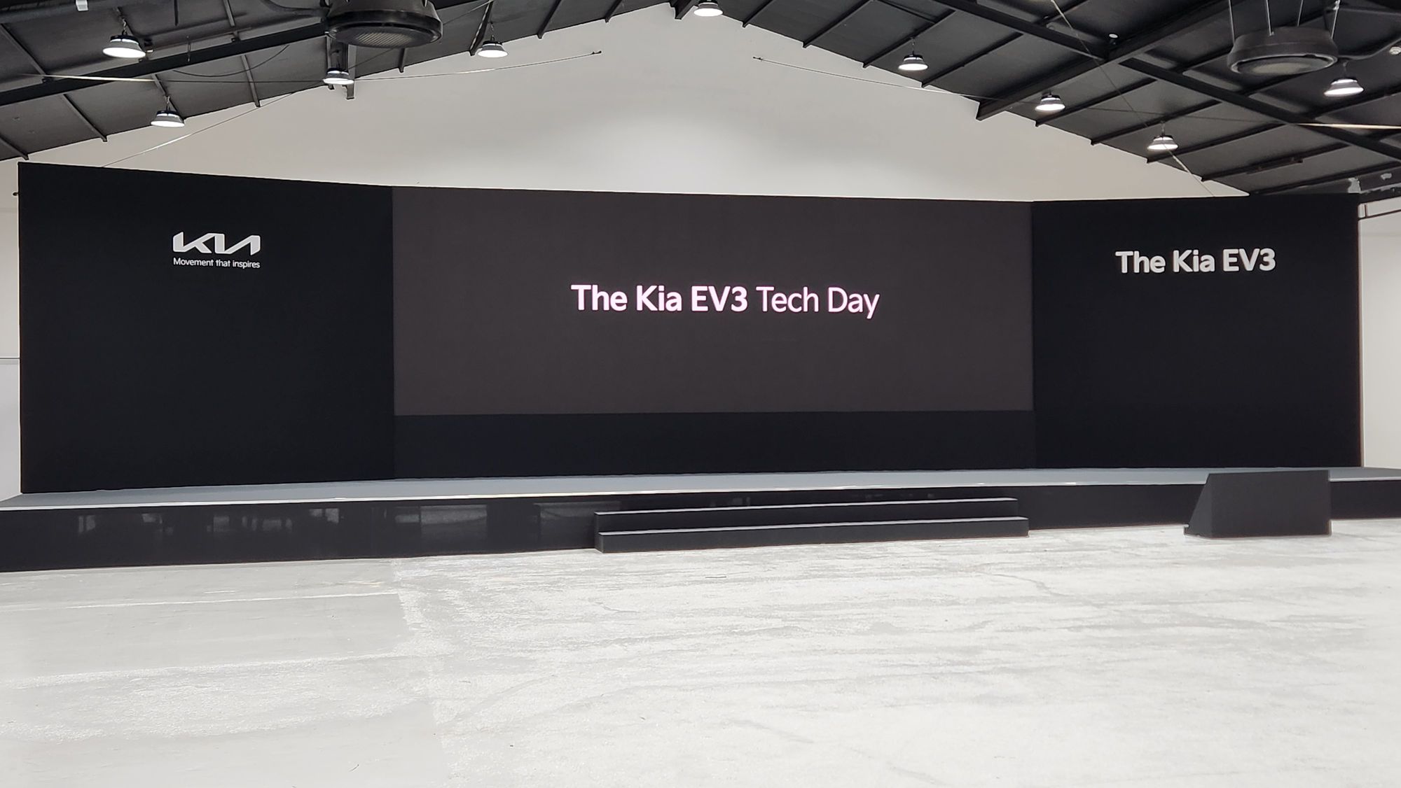 02The KIA EV3 Tech Day_현장 무대 설계 및 구축(LED 설치).jpg
