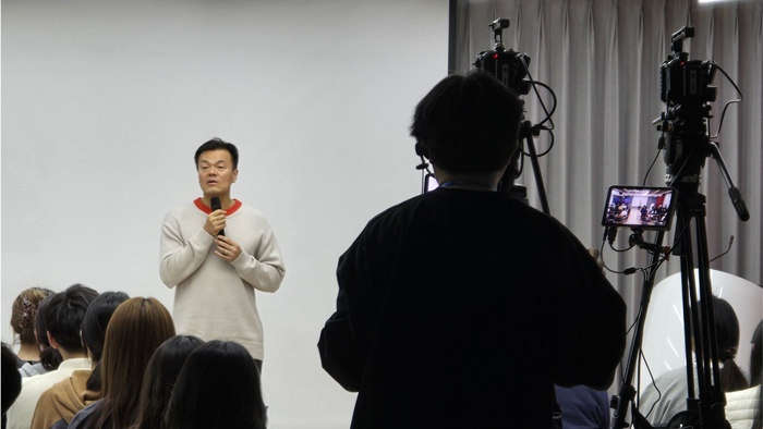 박진영 CEO 시무식에서 직원들에게 연설하는 장면